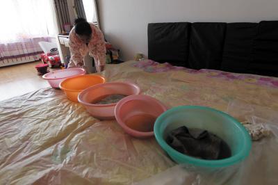 永顺楼上漏水，住户失联，小区没物管，业主维权难！律师来支招……